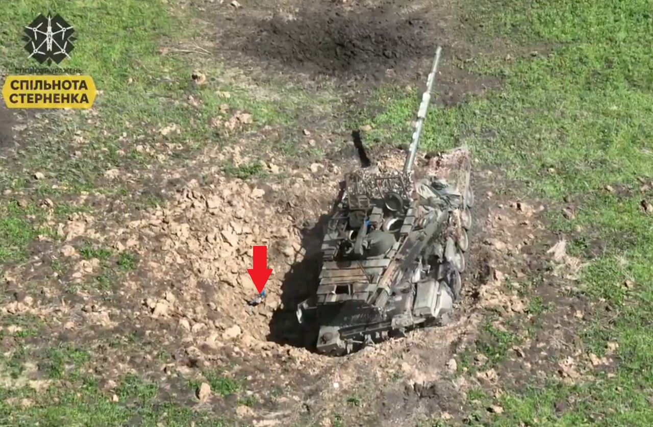 Rosyjski czołg T-90M, który utknął w leju po bombie tuż przed wysadzeniem przez drona FPV.