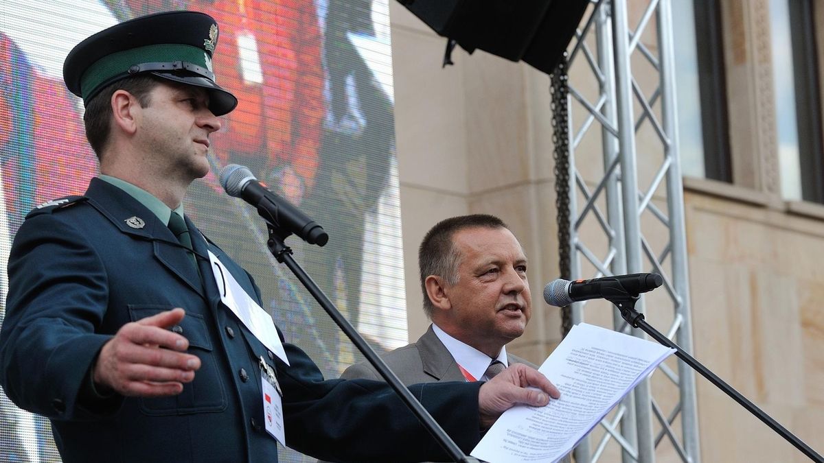 Sławomir Siwy i Marian Banaś podczas protestu celników przed Ministerstwem Finansów w 2016 r.