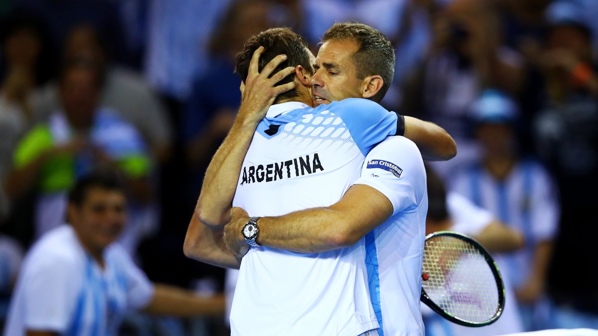 Daniel Orsanic gratuluje Guido Pelli zwycięstwa w meczu Pucharu Davisa z Wielką Brytanią