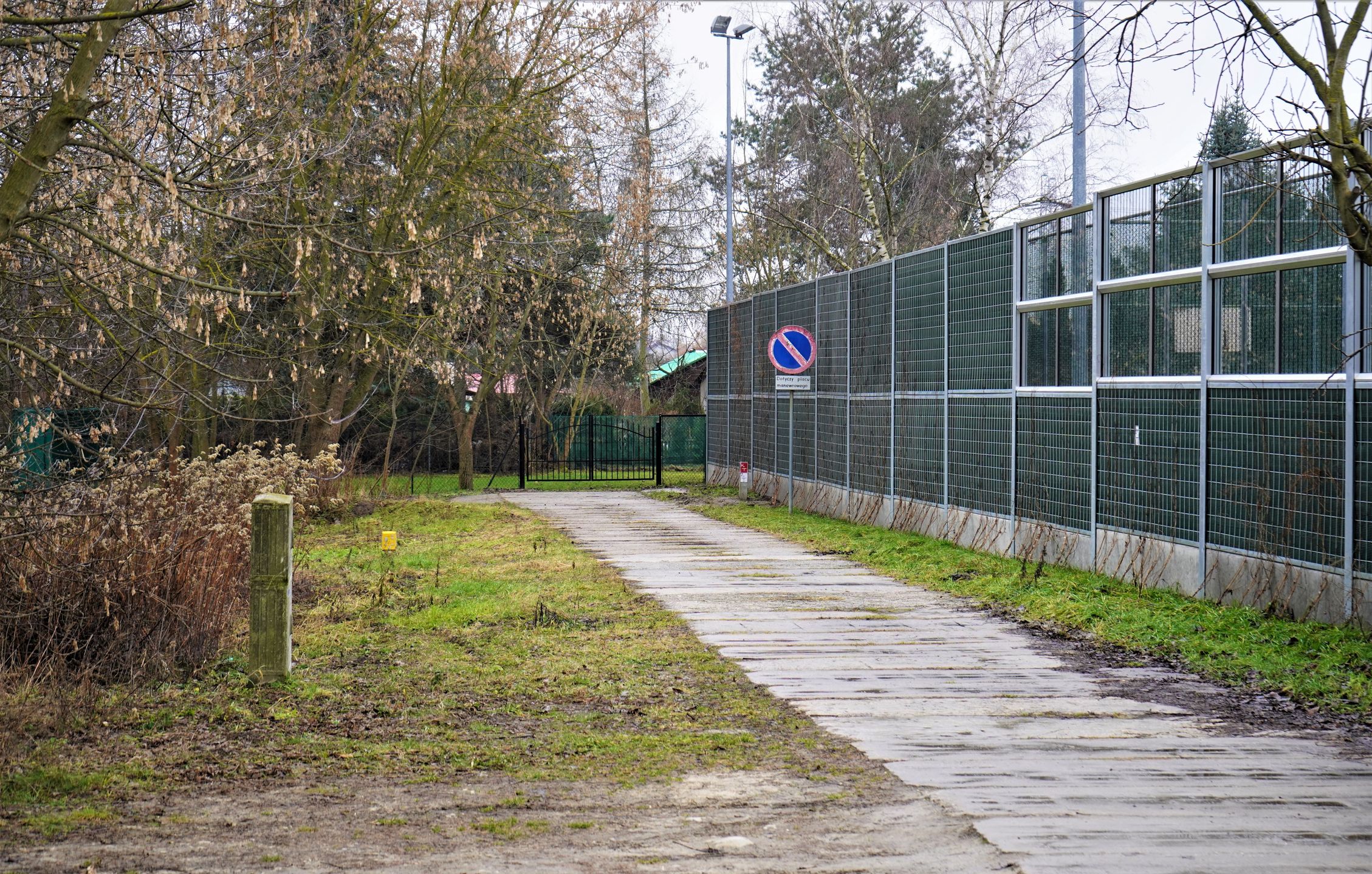 Wzdłuż boiska powstał ekran akustyczny