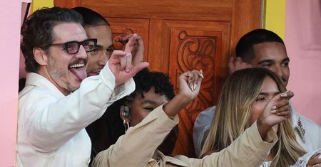 Pedro Pascal zatańczył na scenie podczas występu Bad Bunny'ego. Zdjęcia mówią wszystko