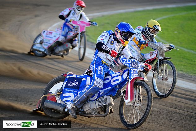 Maciej Janowski (kask niebieski) bardzo udanie wkroczył w wiek seniora