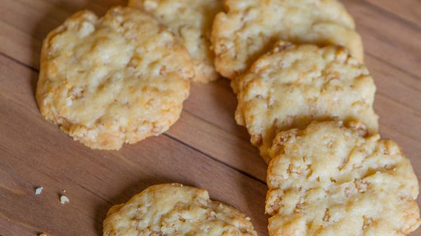 Krakersy serowe z serowym nadzieniem