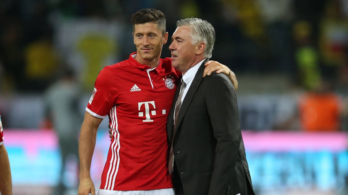 Carlo Ancelotti z Robertem Lewandowskim