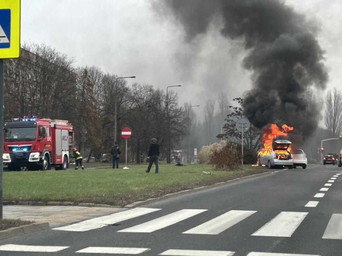 pożar, samochód, warszawa Spłonęły dwa samochody osobowe. Nie wiadomo co spowodowało sytuację.