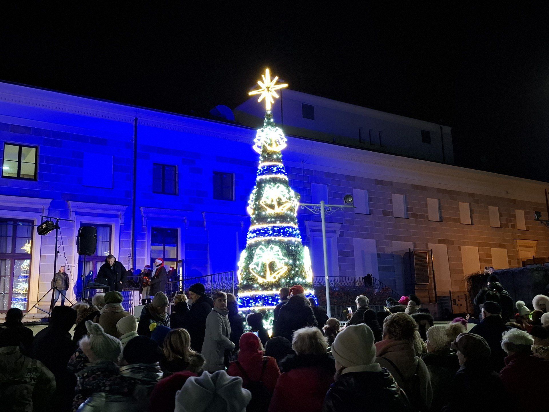Choinka rozbłysła również przez Miejskim Centrum Kultury.