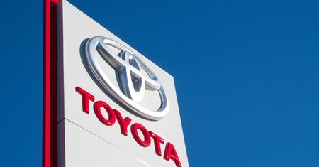 Płacisz raz za nowe auto i myślisz, że to wszystko? Toyota ma pomysł, jak jeszcze bardziej na Tobie zarobić