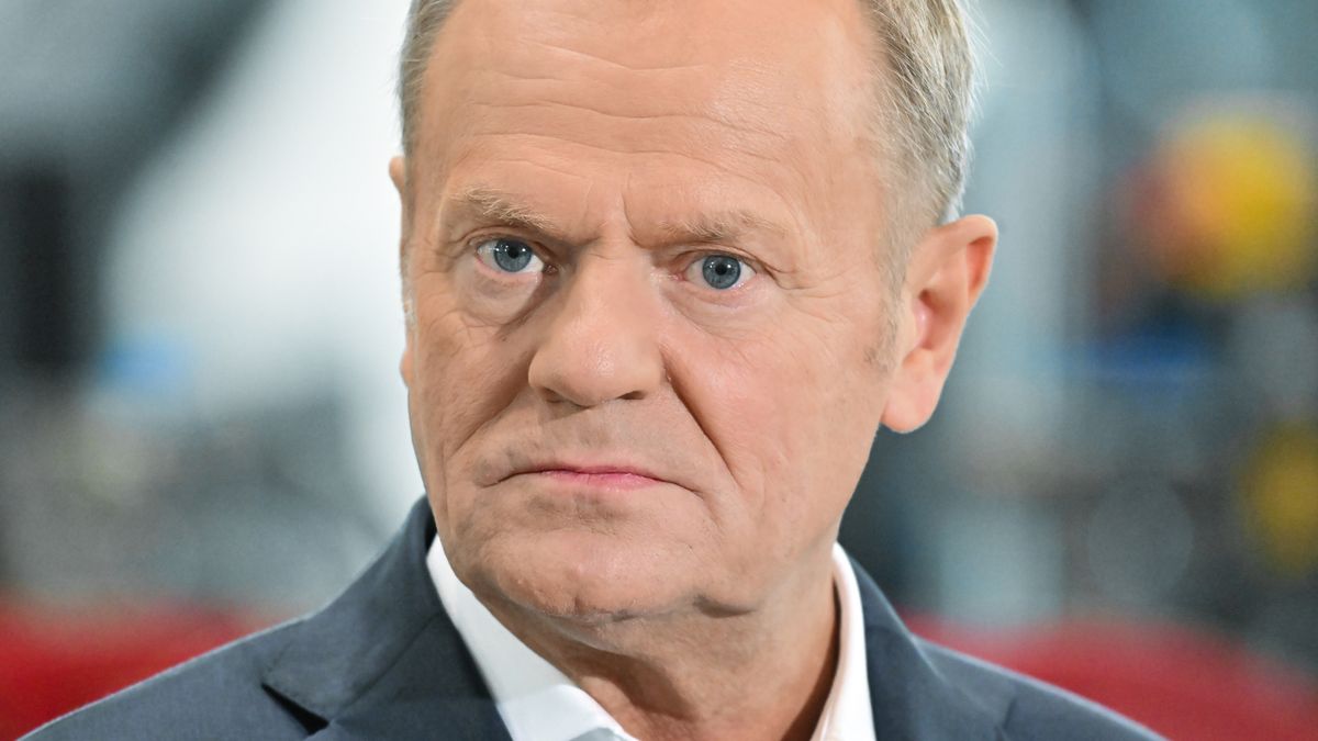 Gdańsk, 22.05.2025. Premier Donald Tusk podczas spotkania z mediami, po wizycie w zakładzie produkcyjnym morskich wież wiatrowych Baltic Towers, 22 bm. w Gdańsku. (mr) PAP/Andrzej Jackowski