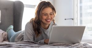 Laptop na kocu