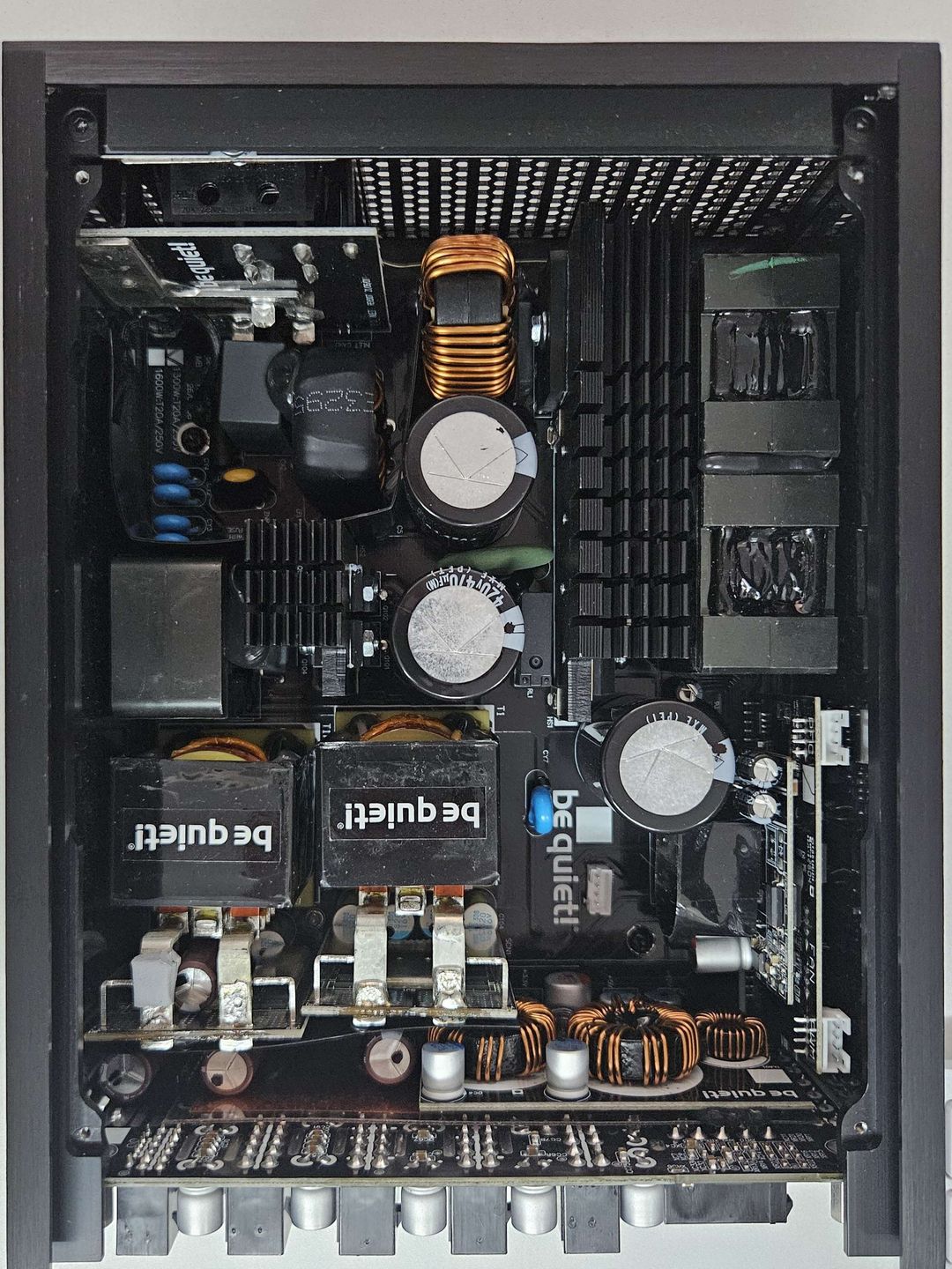Wnętrze zasilacza be quiet! Dark Rock Pro 14 IO 1300W