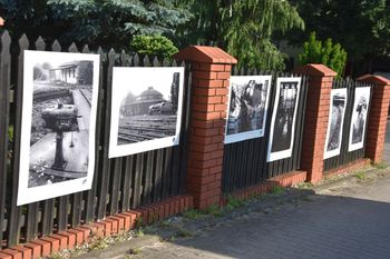 Fotografie na płotach w Łazieńcu. "Zagubin" Stachury stał się galerią sztuki