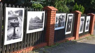 Fotografie na płotach w Łazieńcu. "Zagubin" Stachury stał się galerią sztuki