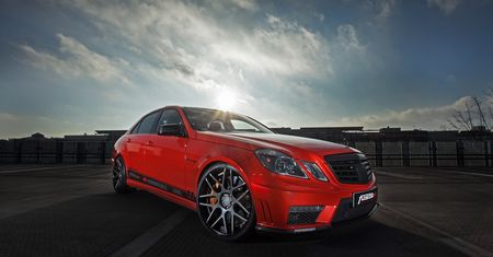 Fostla Mercedes-Benz E63 AMG - niszczyciel egzotyków