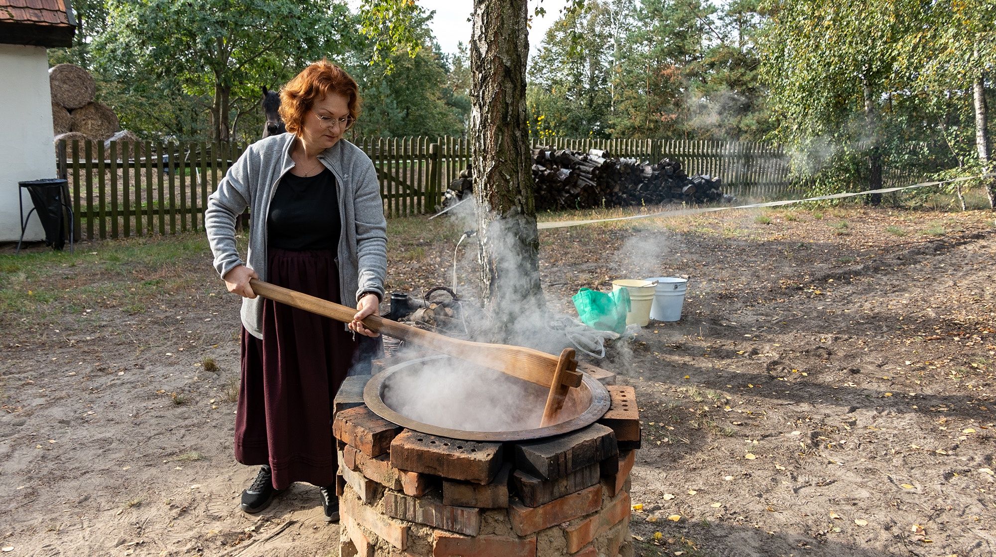 Pokaz wyrobu powideł śliwkowych w Skansenie Kultury Ludowej w Osieku nad Notecią. 