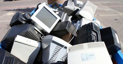 Moda na ekologię dotarła do branży elektronicznej. Co mają wspólnego śmieci rzeczne z laptopami?