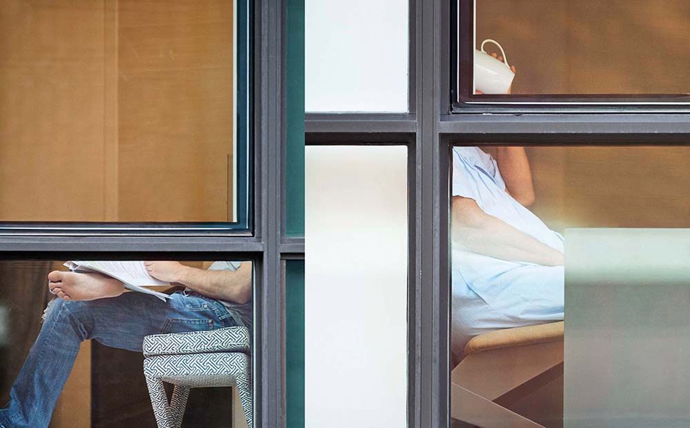 Arne Svenson podglądał z aparatem sąsiadów z bloku naprzeciwko. Uchwycił zaskakujące chwile 7