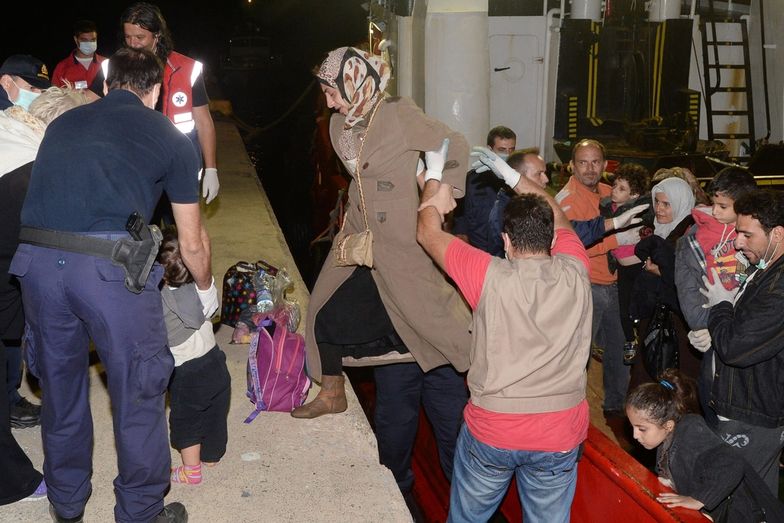 Podobną akcję przeprowadzono dziś rówież w Grecji. Na zdjęciu: Ratownicy pomagają uchodźcom wysiąść w porcie w Kalamata, na południe Peloponezu