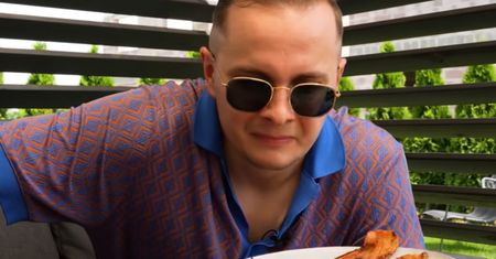 Czy warto kupować dania na grilla z Biedronki? Mina youtubera, który zrobił test, mówi wszystko