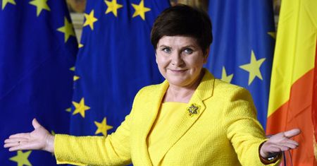 "Fani" wysyłają Beacie Szydło... BROSZKI W PODZIĘKOWANIU! "Polscy jubilerzy zwrócili się do mnie, bym promowała ich produkty"