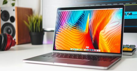 MacBook Pro 13 może się samoistnie wyłączać. Apple podaje rozwiązanie problemu