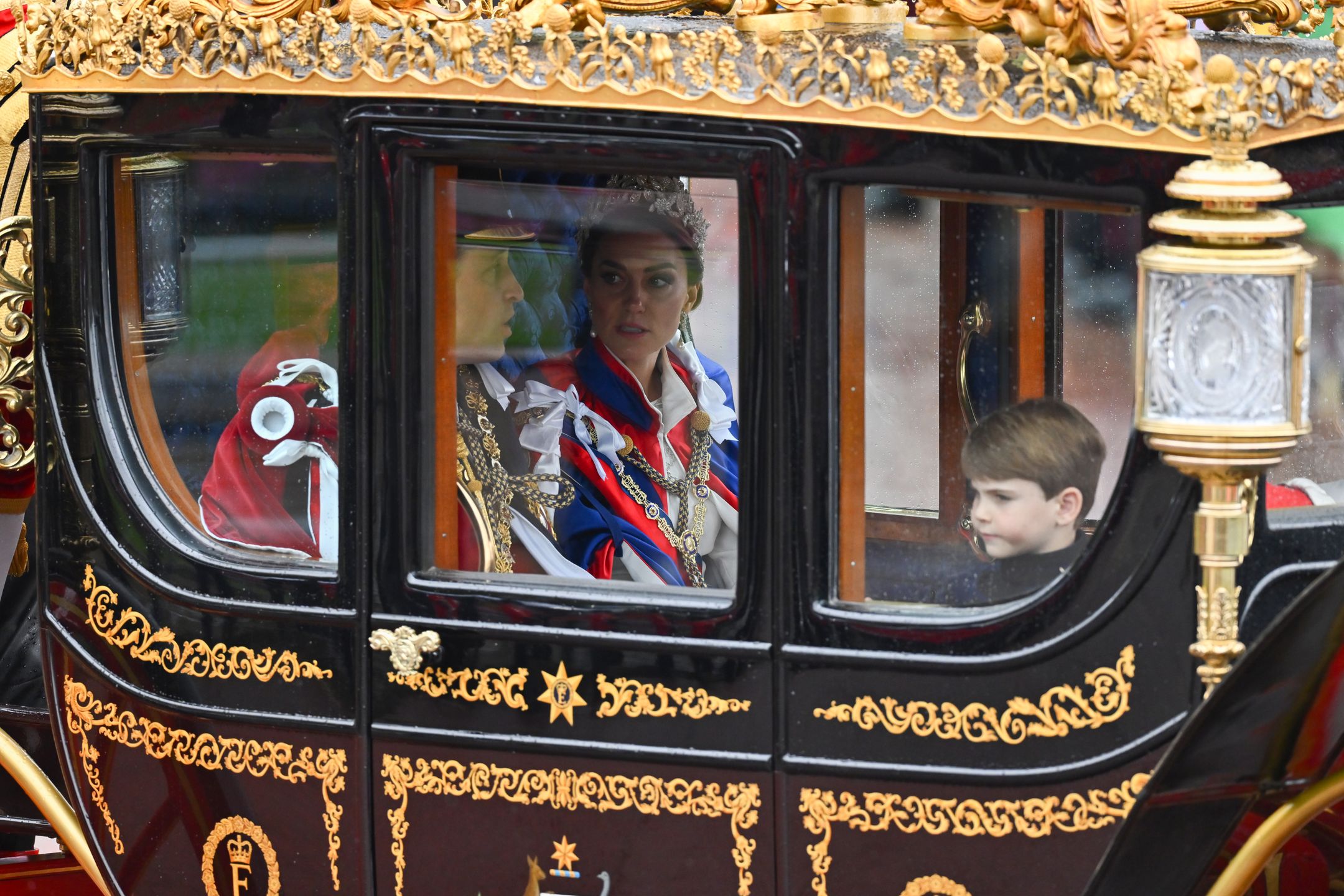 Książę William i Kate Middleton w drodze do Pałacu Buckingham