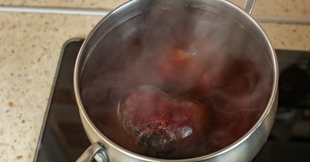 Ugotuj buraki w ten sposób, a nie stracą koloru