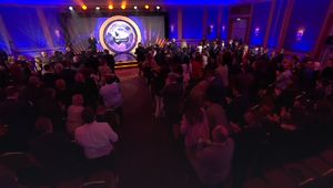 Cała sala biła brawo. Tak zareagowali na to, co wydarzyło się w Polsce