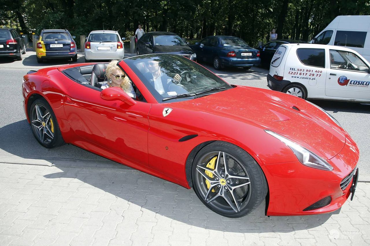 Magda Gessler i dr Krzysztof Gojdź w Ferrari California T (fot. AKPA)