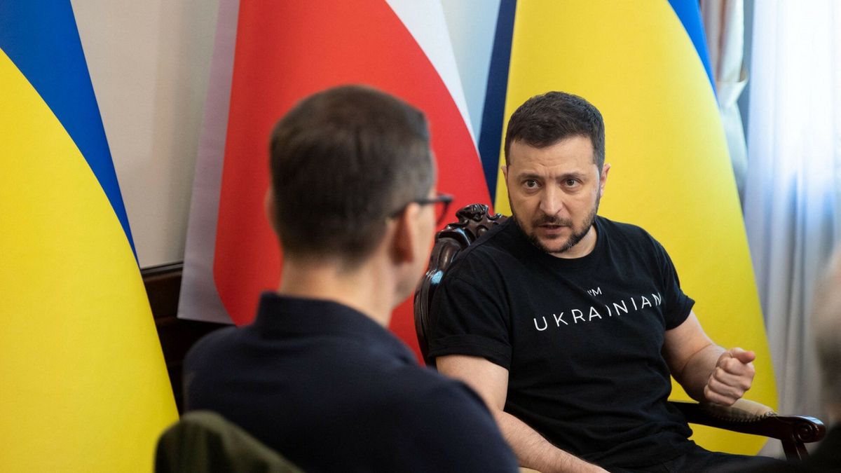 Polska i Ukraina będą dążyć do opracowania projektu rurociągu do transportu olejów roślinnych. Na zdjęciu: prezydent Ukrainy Wołodymyr Zełenski (z prawej) i premier Mateusz Morawiecki (z lewej)