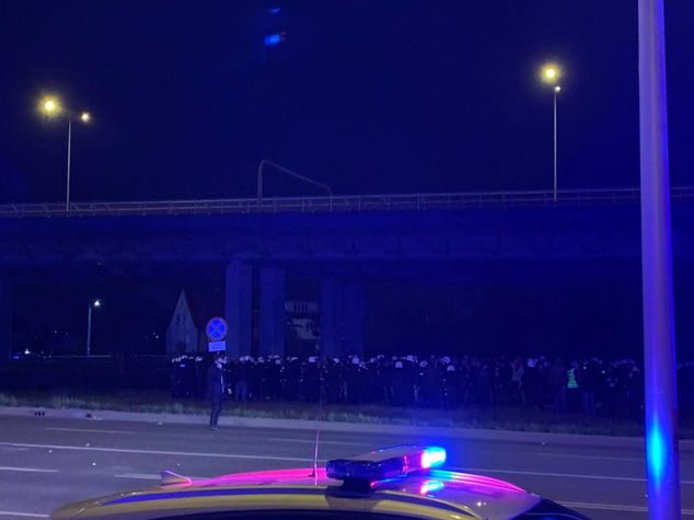 Kordon policji pod stadionem we Wrocławiu. Fot. Łukasz Kuczera/WP SportoweFakty