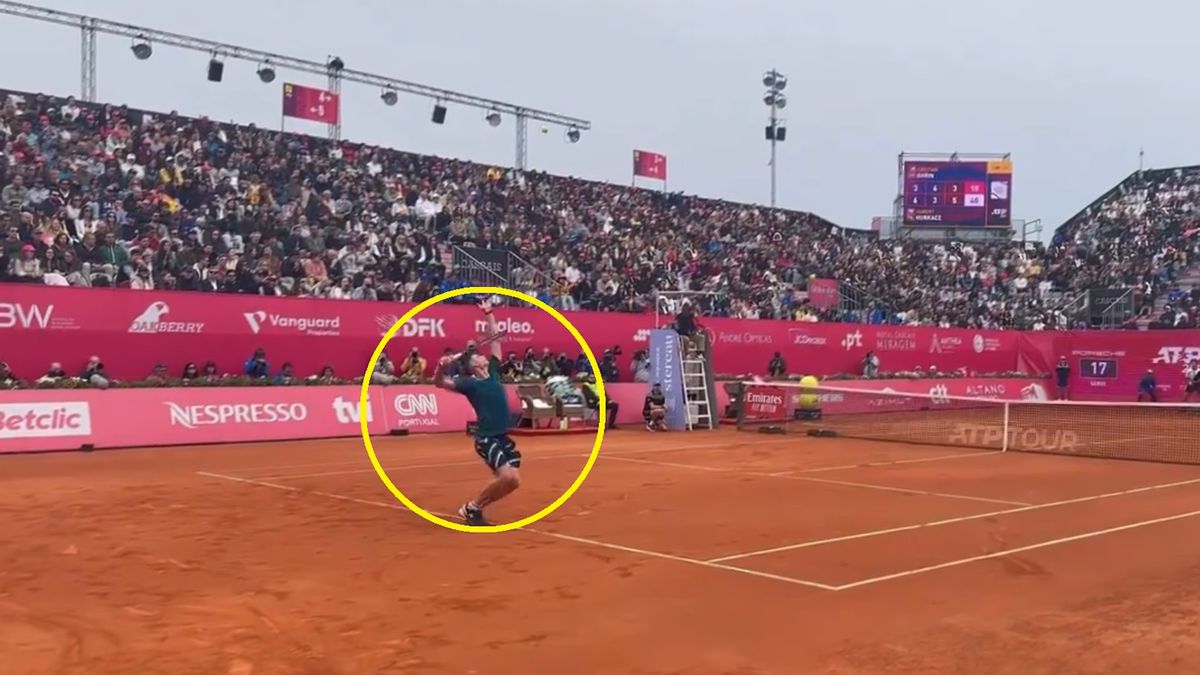 Twitter / Millennium #EstorilOpen / Na zdjęciu: Hubert Hurkacz, który asem serwisowym zakończył mecz