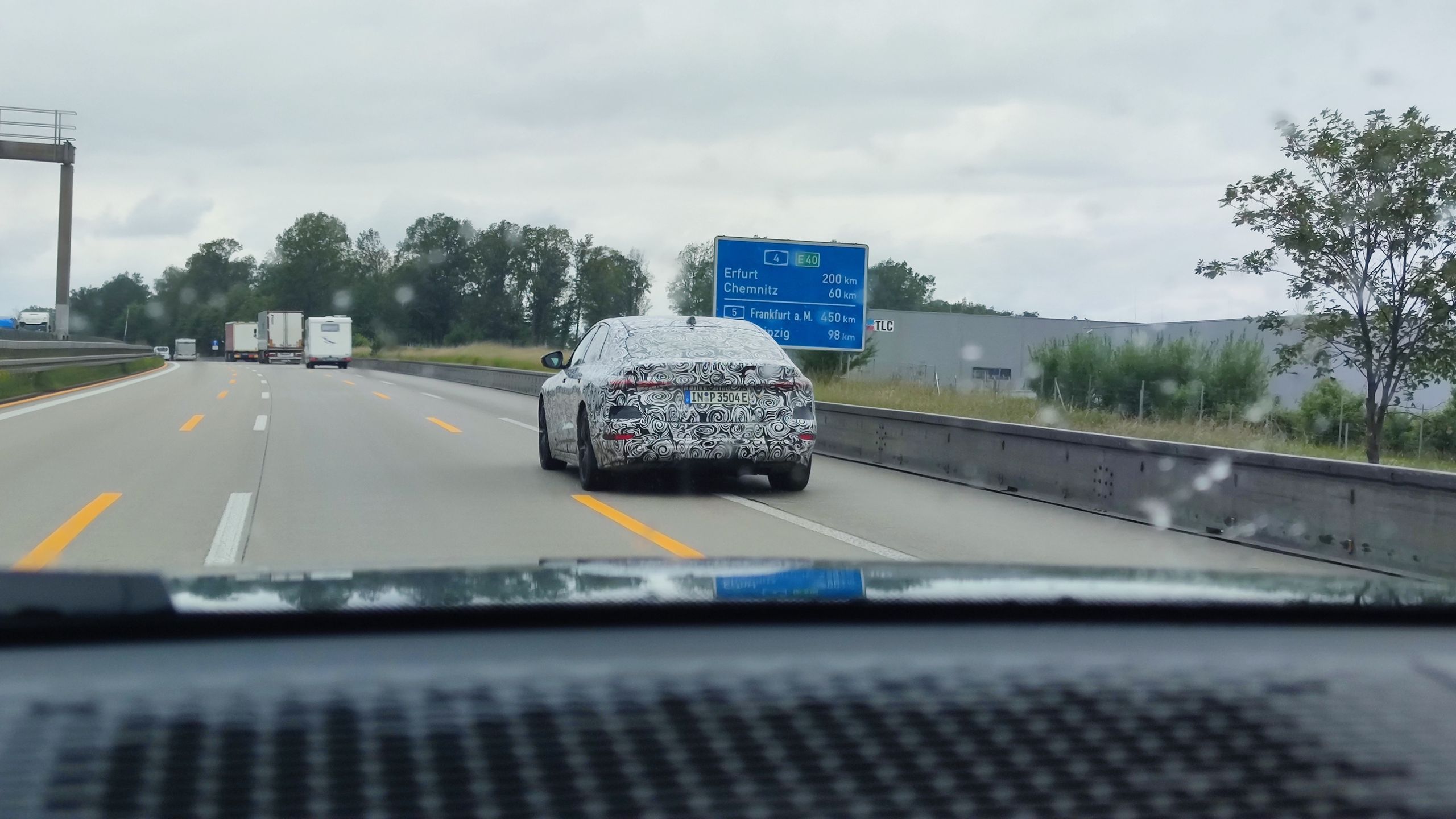Zakamuflowane Audi na niemieckiej autostradzie