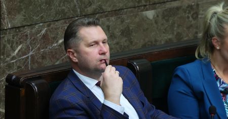 Masowe zwolnienia w edukacji. "Około 100 tys. nauczycieli"