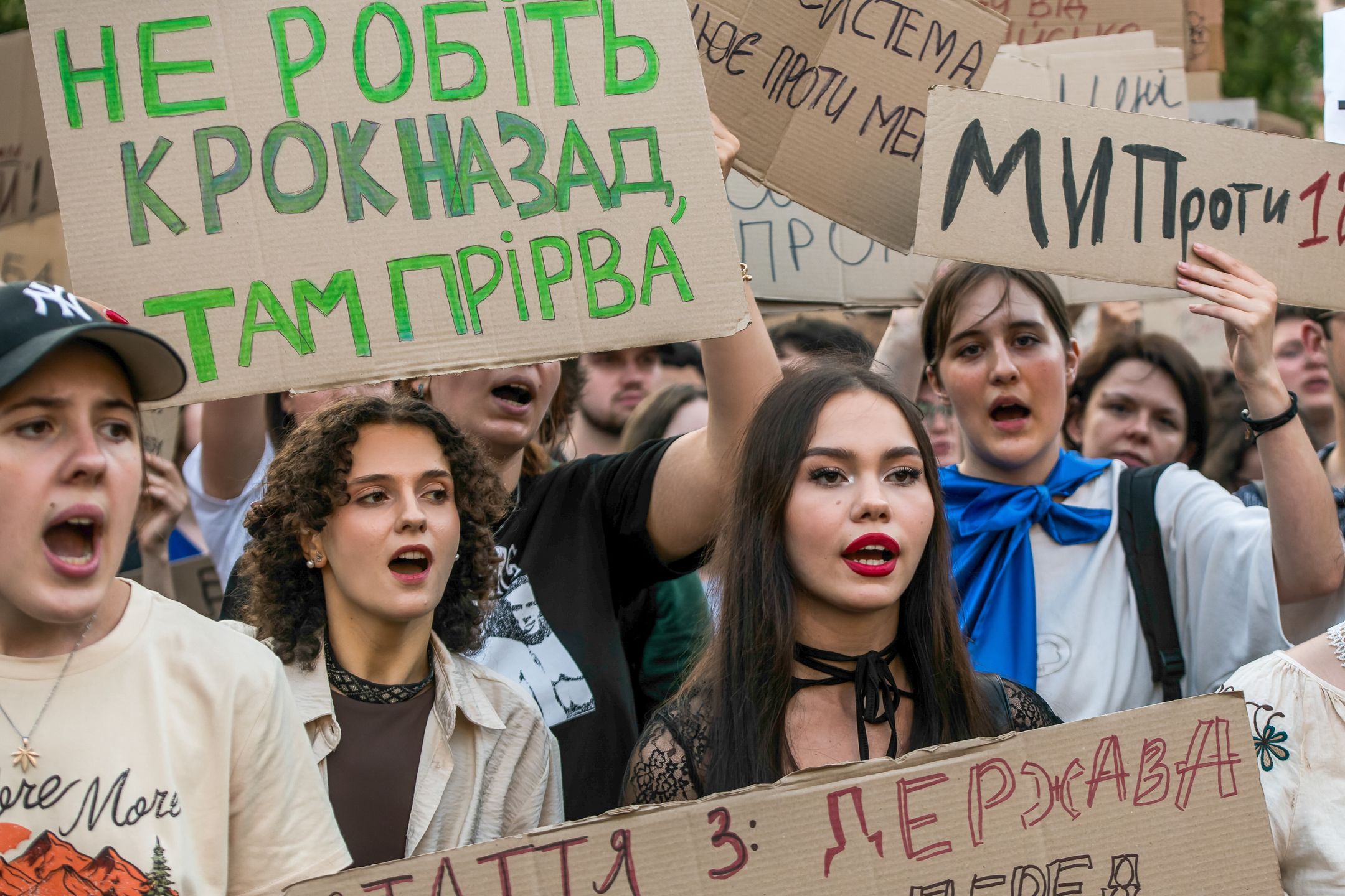 Kijów, Ukraina, 23.07.2025. Wiec przeciwko przyjętej przez Radę Najwyższą ustawie, która ogranicza niezależność Narodowego Biura Antykorupcyjnego Ukrainy (NABU) i Specjalnej Prokuratury Antykorupcyjnej (SAP), w Kijowie, 23 bm. Dzisiaj w wielu dużych miastach Ukrainy, w tym w Kijowie, Charkowie, Lwowie, Winnicy i Mikołajowie, odbyły się protesty. (ad) PAP/Vladyslav Musiienko ***Do tego materiału zdjęciowego dostępna jest również depesza w systemie CSI, pt.: Ukraina/ Zełenski zapowiedział stworzenie nowej ustawy o instytucjach antykorupcyjnych***
