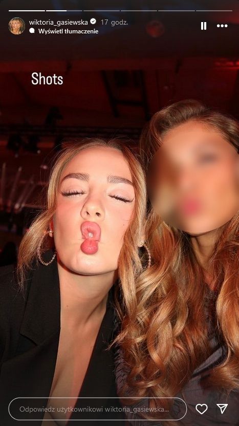 Wiktoria Gąsiewska pozuje w kreacji z odważnym dekoltem