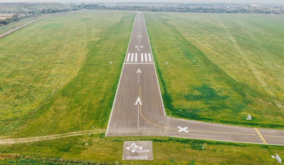 Gliwice. Zmodernizowana płyta lotniska z nową drogą startową o długości 920 metrów.