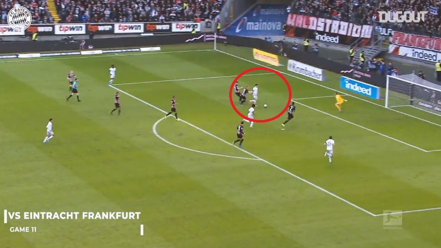 Robert Lewandowski strzela gola Eintrachtowi Frankfurt
