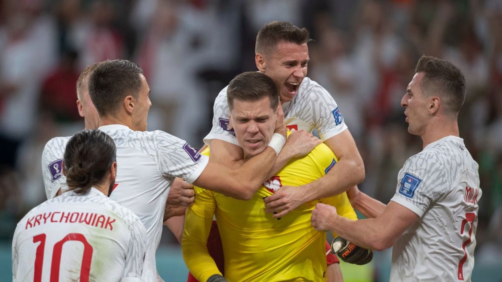 Wojciech Szczęsny w objęciach kolegów