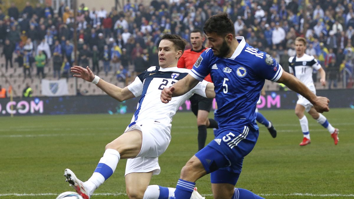 PAP/EPA / Fehim Demir / Na zdjęciu od lewej: Jukka Raitala i Sead Kolasinac