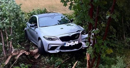 Kowary: Młody kierowca BMW zakończył jazdę w rowie. Prawo jazdy miał od dwóch miesięcy