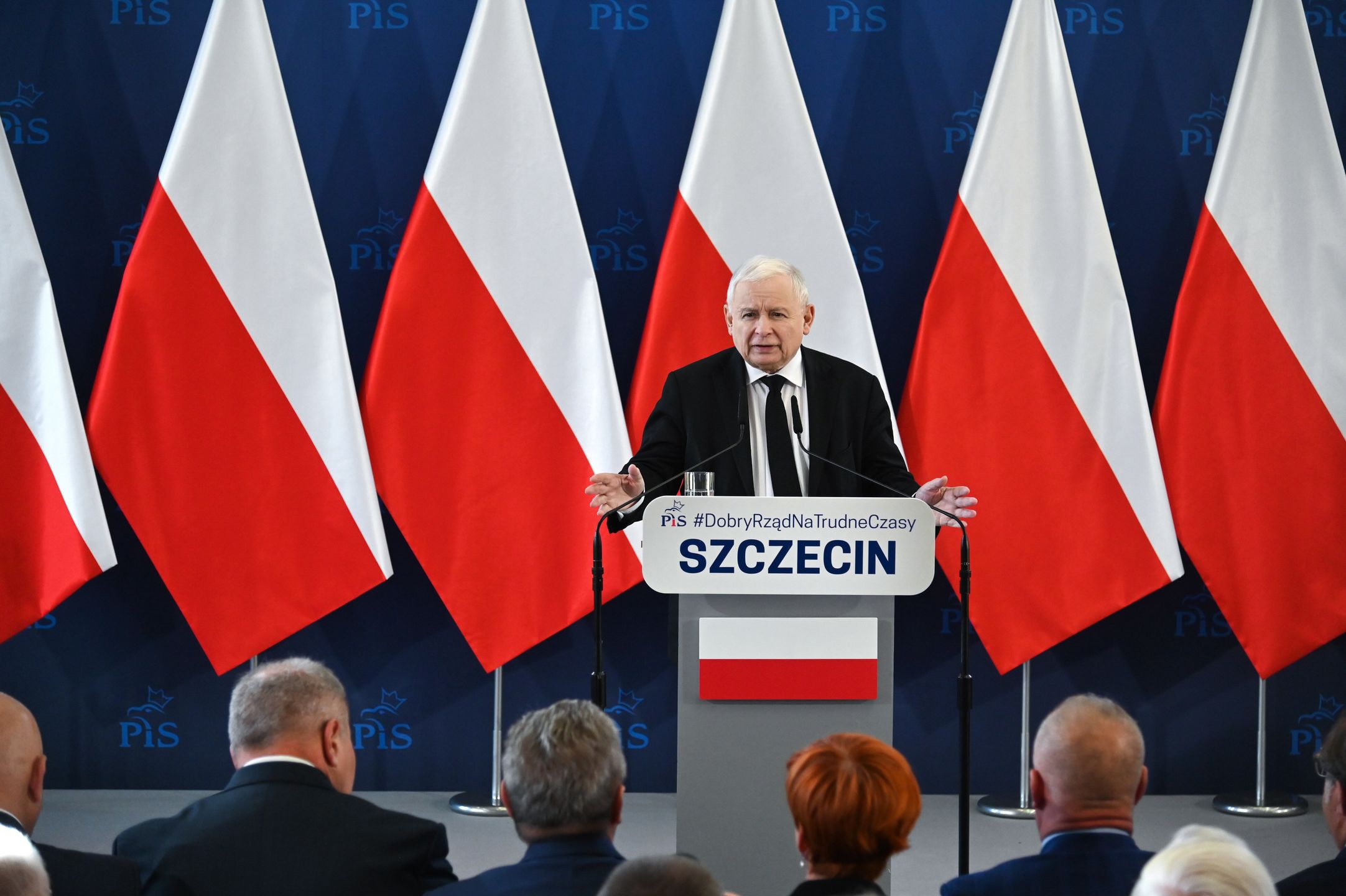 Szczecin, 02.10.2022. Prezes Prawa i Sprawiedliwości Jarosław Kaczyński podczas spotkania z mieszkańcami miasta na Uniwersytecie Szczecińskim, 2 bm. (amb) PAP/Marcin Bielecki