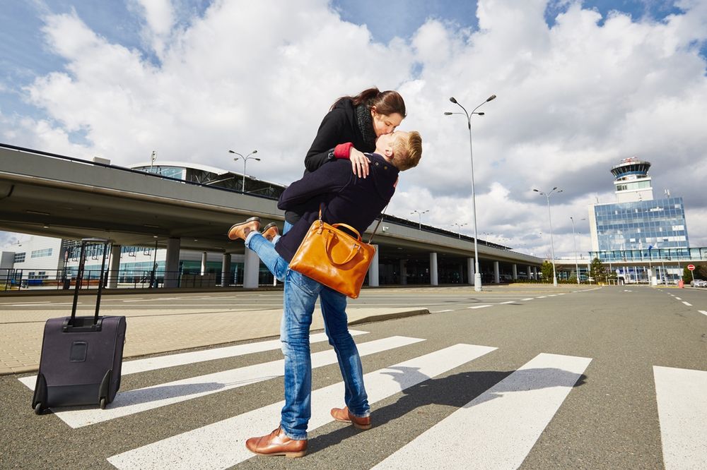 Najromantyczniejsze lotniska. Na których podróżni mają najwięcej czasu na czułe pożegnanie?