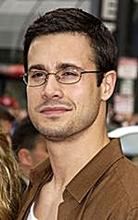 Freddie Prinze Jr. tuszuje zabójstwo