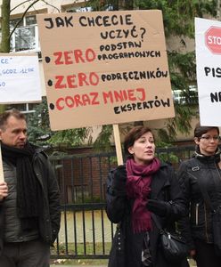 "Nie! reformie pisanej na kolanie". Protest nauczycieli i rodziców