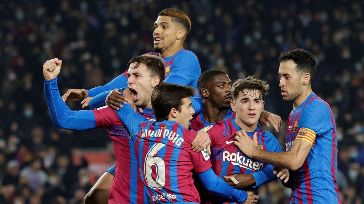 PAP/EPA / Quique Garcia / Na zdjęciu: piłkarze FC Barcelona