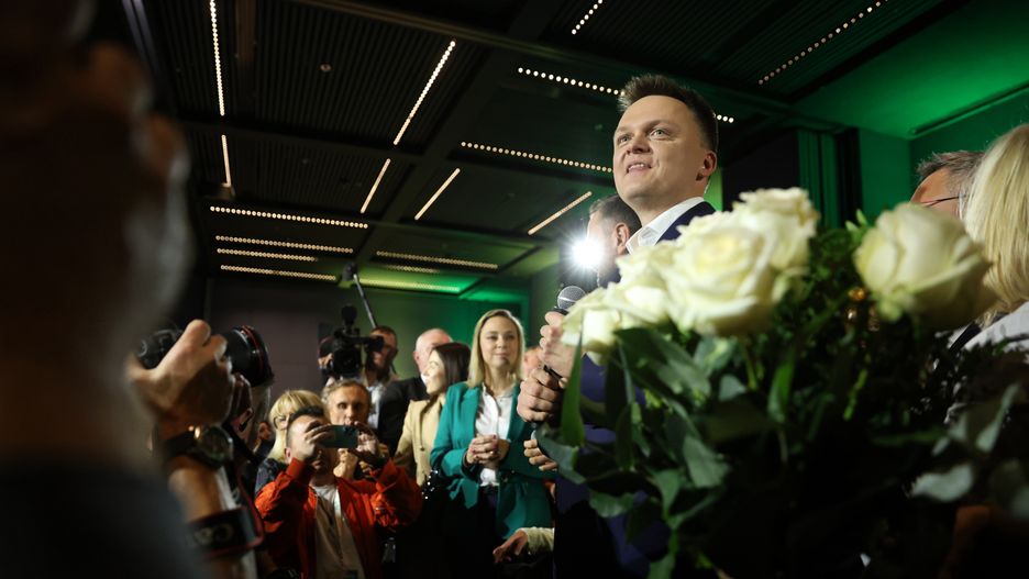 Warszawa, 15.10.2023. Wybory parlamentarne 2023. Lider Trzeciej Drogi Szymon Hołownia w sztabie wyborczym Trzeciej Drogi w Warszawie, 15 bm. Zakończyły się wybory parlamentarne. Zakończyły się wybory parlamentarne. PiS wygrało niedzielne wybory do Sejmu z wynikiem 36,8 proc. (aldg) PAP/Rafał Guz