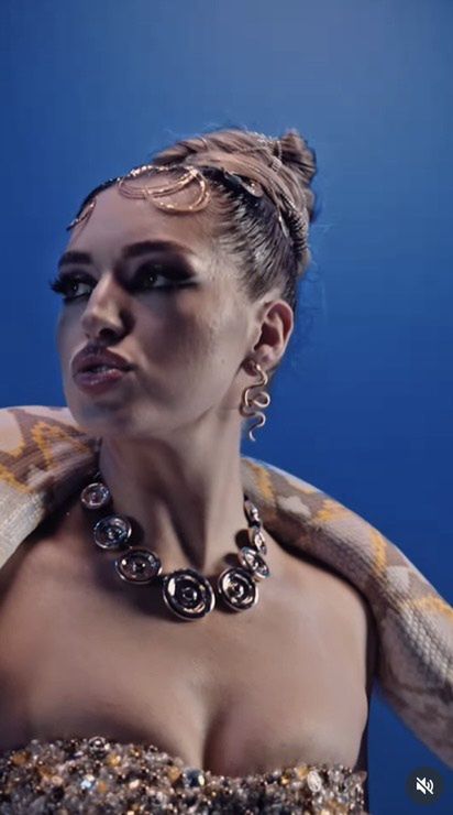 Caroline Derpieński na planie teledysku