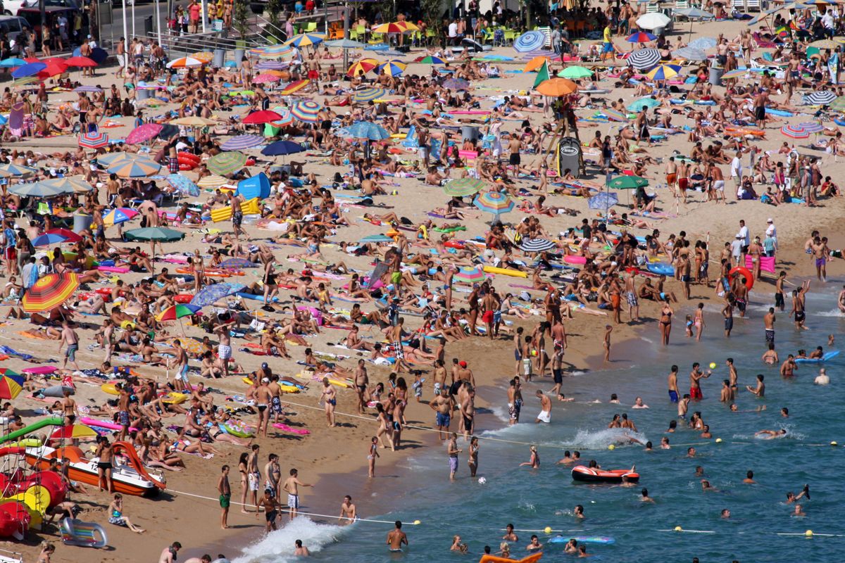 Turyści na plaży 
