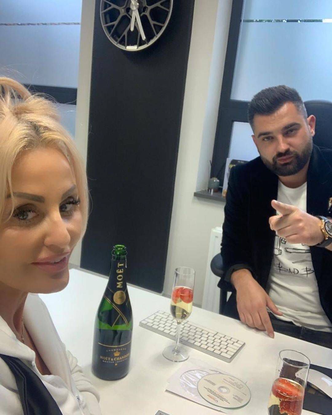 Dagmara Kaźmierska pije szampana z przystojnym brunetem