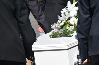Ile naprawdę kosztuje pogrzeb? Pokaźne kwoty. Wyliczamy